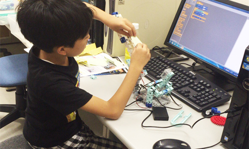 ロボットプログラミングでは、まずはロボットを作ります。