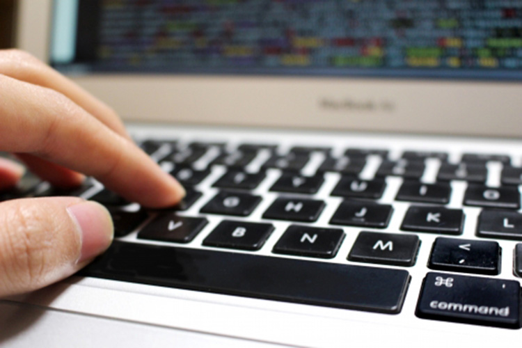 小学生低学年~中学年はまだキーボードもまともに打てない